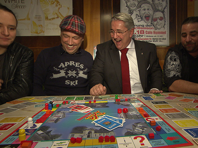 Die Band Wiener Wahnsinn mit Bezirksvorsteher Ernst Nevrivy. © ORF