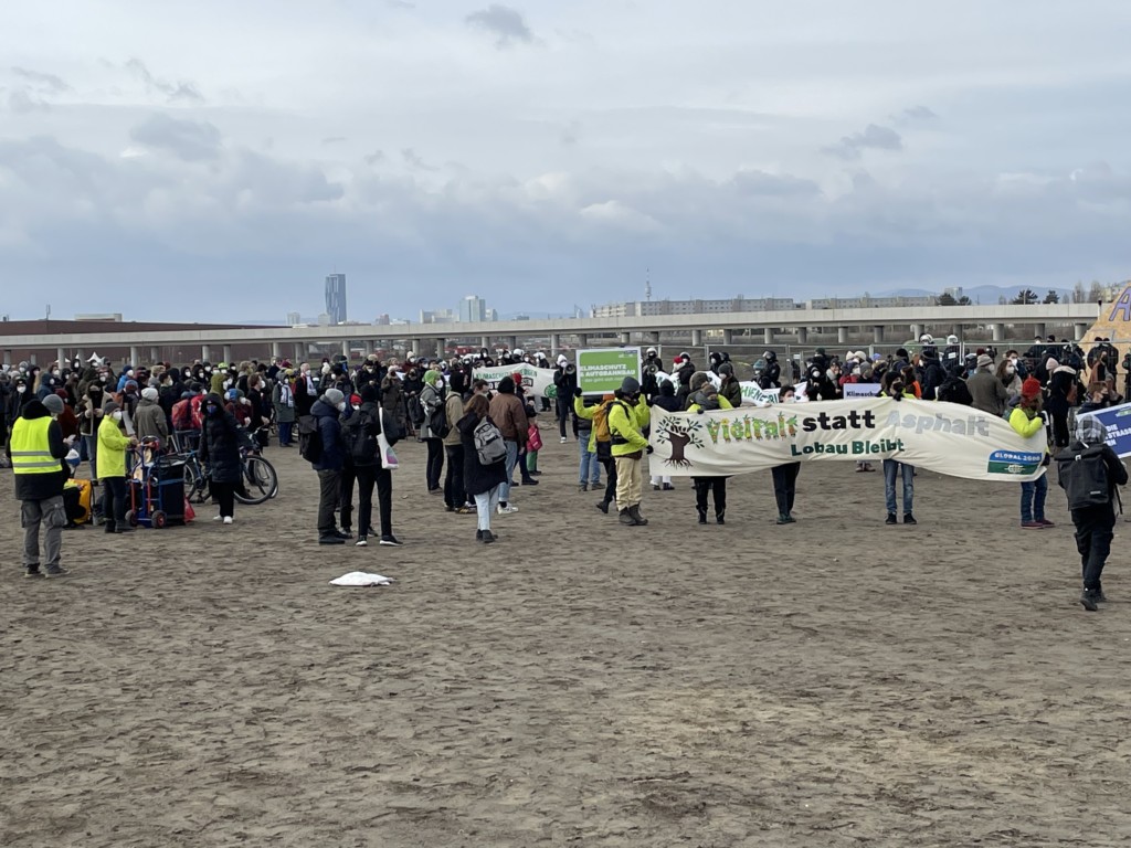 Räumungssituation im Wüstencamp, Menschen mit Banner