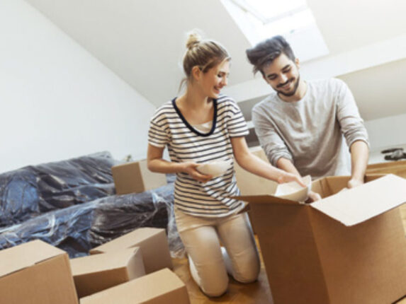 Junges Paar beim Einzug in neue Wohnung