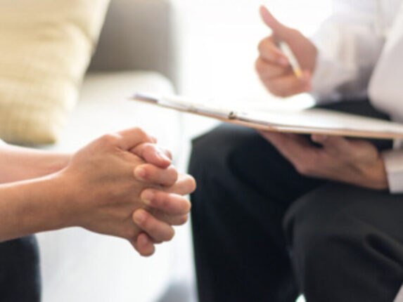 Professioneller Psychologe Arzt berät bei Psychotherapie-Sitzungen oder Beratungsdiagnose