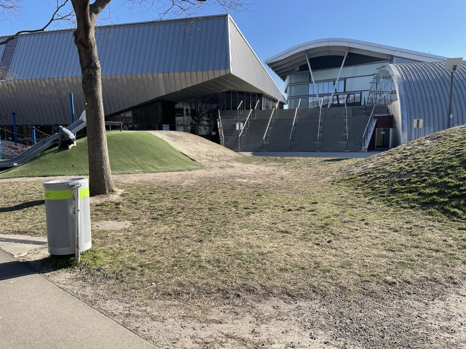 Kirschblütenpark Spielplatz und ungenützte Grünfläche