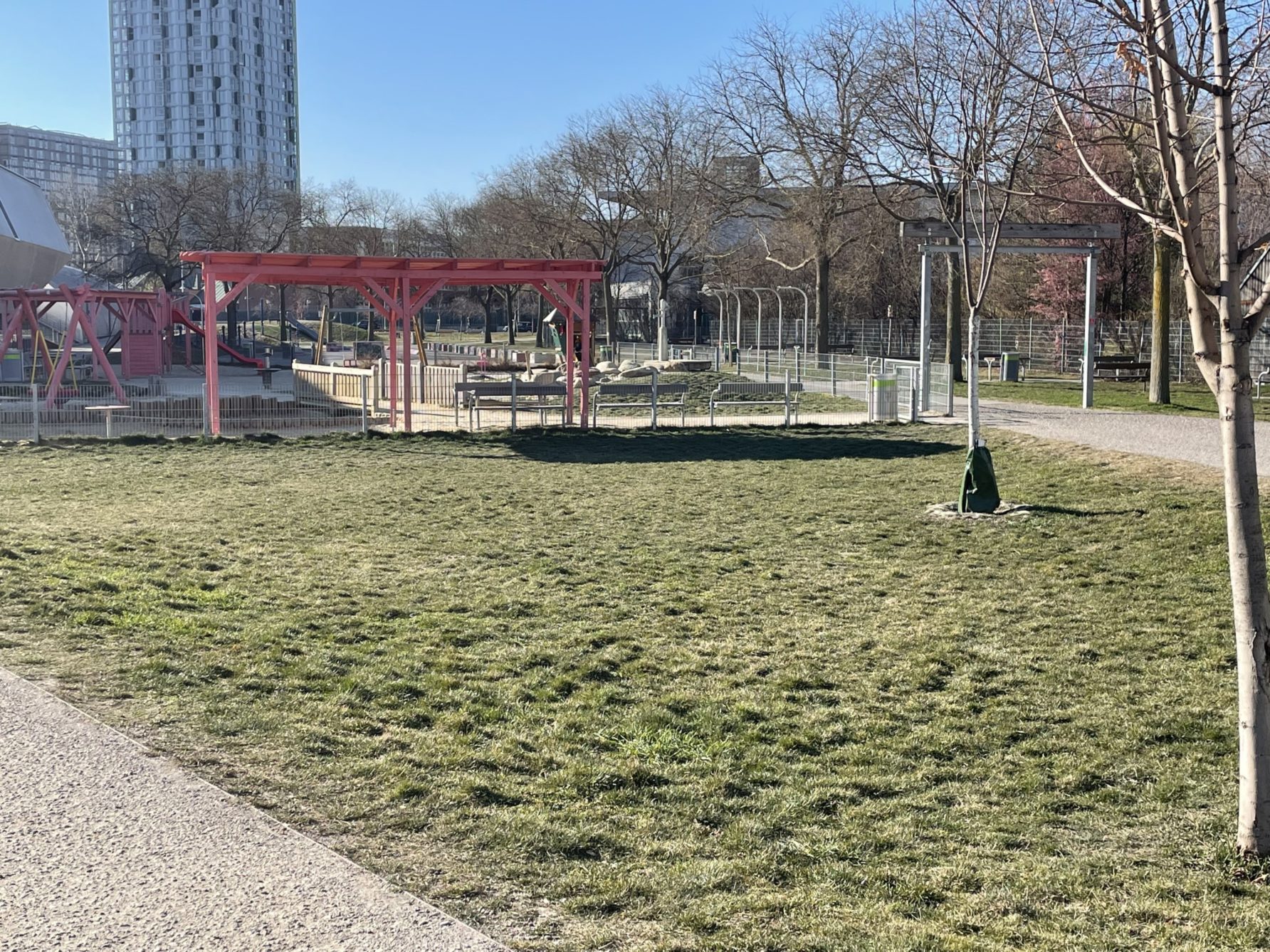 Kirschblütenpark Spielplatz und ungenützte Grünfläche