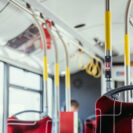 Innerenausstattung einer modernen Straßenbahn.