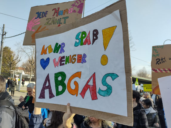 Klimastreik - Transparent mit der Aufschrift Mehr Spaß Weniger Abgas