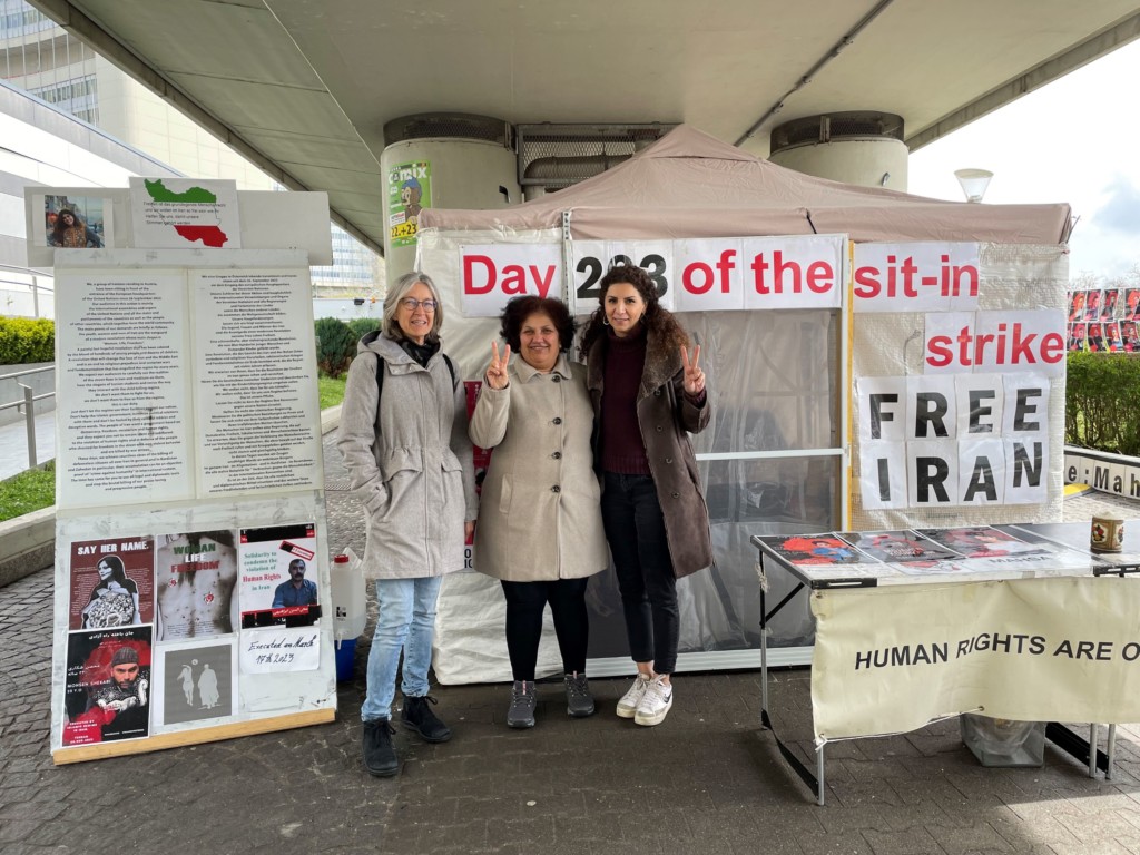 Frauen vor dem Zelt des Iran-Protests vor der Uno-City