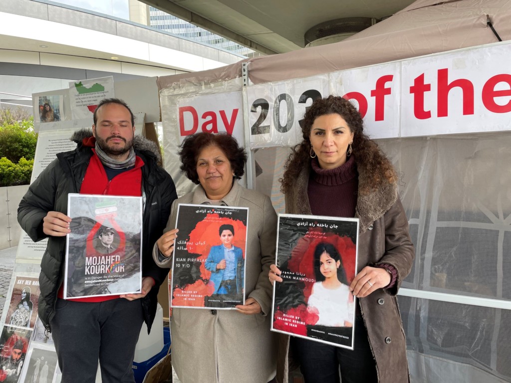 Aktivist:innen vor dem Zelt des Iran-Protests