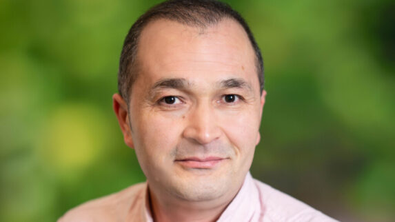 Portraitfoto von Jamshid Askari