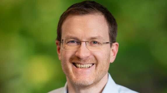 Portraitfoto von Peter Wiecenec