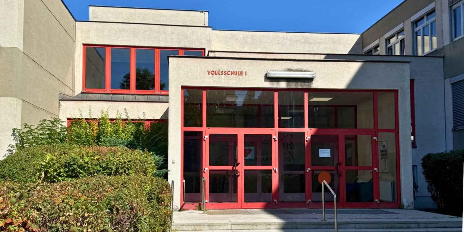 Eingang zur Volksschule Mira Lobe Weg 4